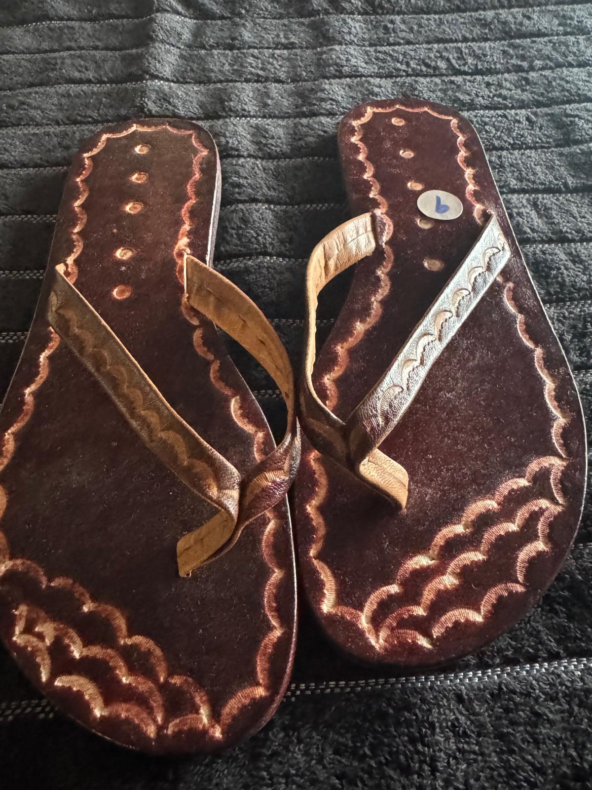 Women's thong style slippers